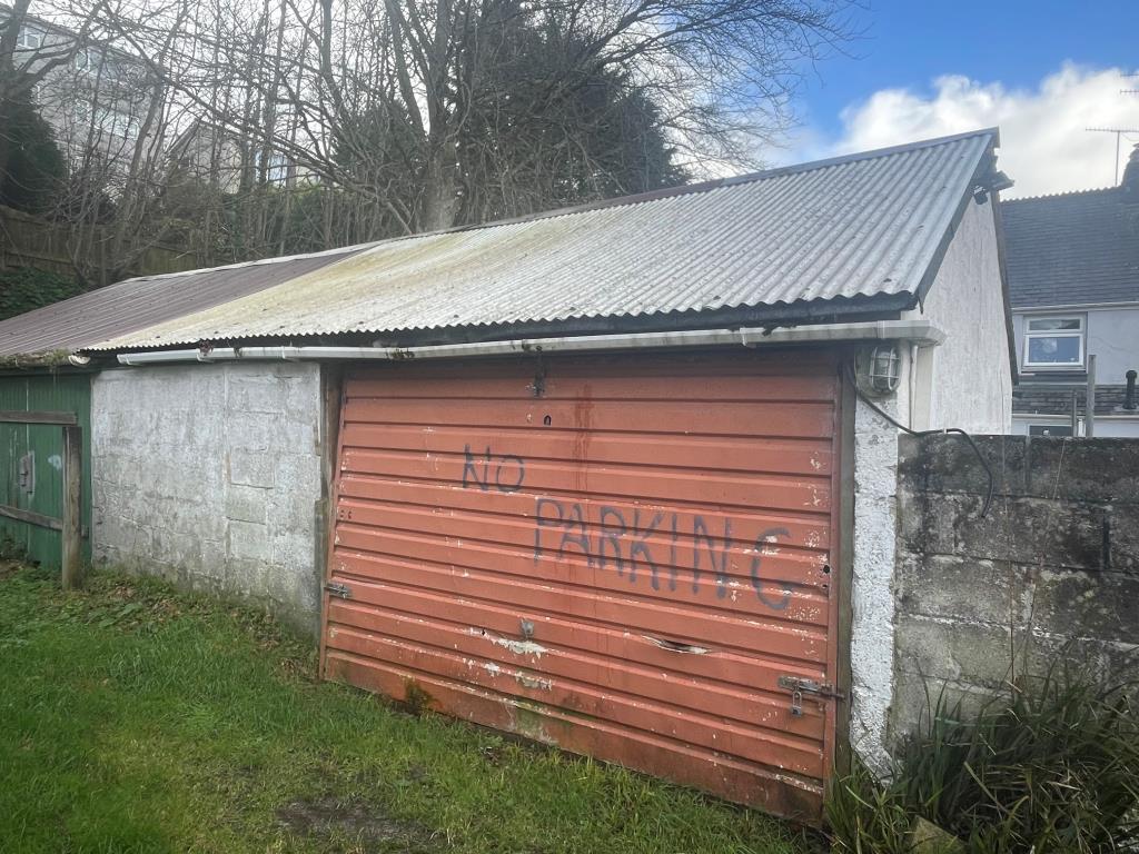 Lot: 74 - FREEHOLD INVESTMENT - Garage to rear of property